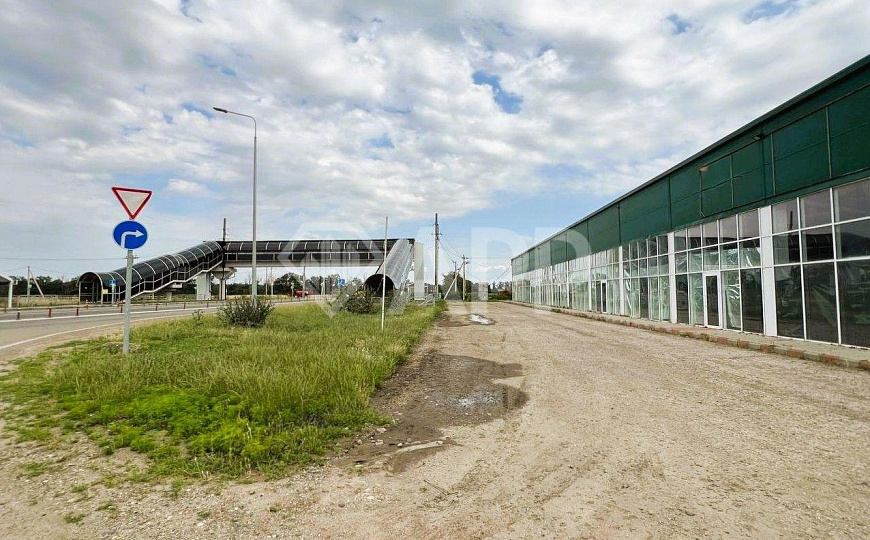 Сдаю торговое помещение, 1 300 м² фото