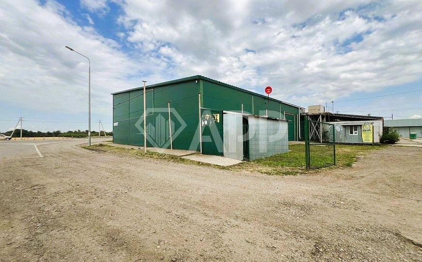 Сдаю торговое помещение, 1 300 м² фото
