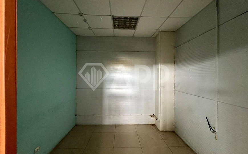 Сдаю торговое помещение, 1 300 м² фото