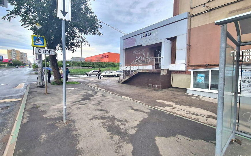 Помещение свободного назначения на пешеходном трафике фото