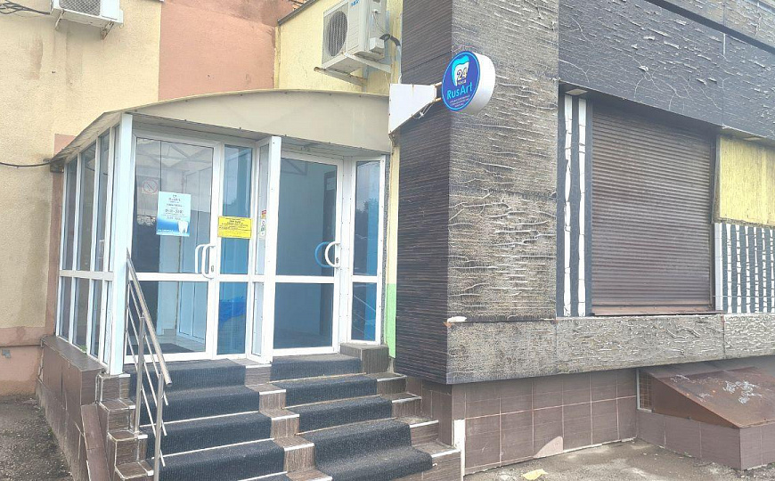 Помещение свободного назначения на пешеходном трафике фото