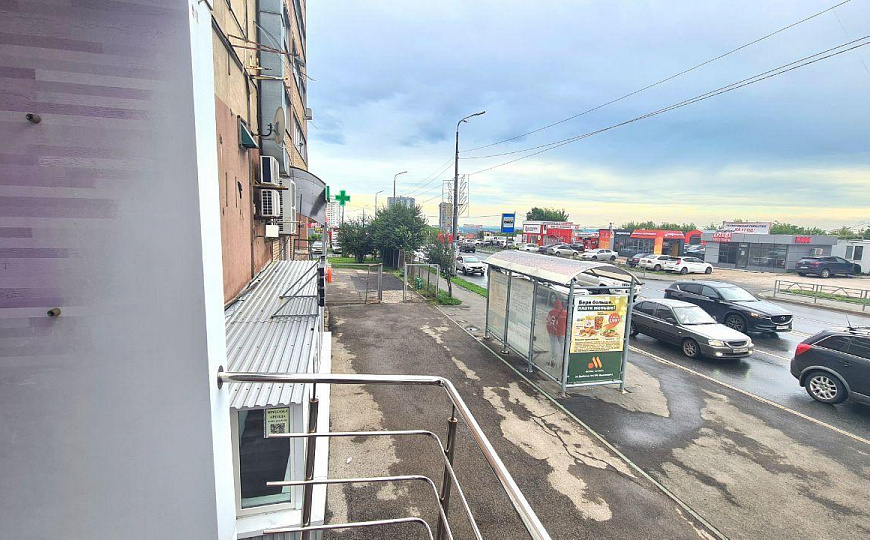 Помещение свободного назначения на пешеходном трафике фото