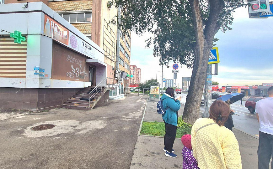 Помещение свободного назначения на пешеходном трафике фото