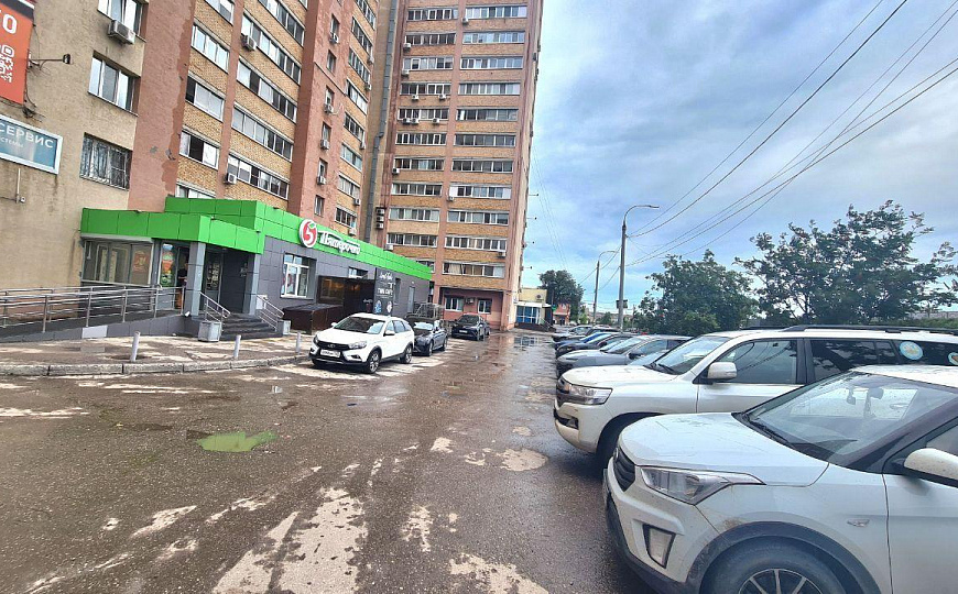 Помещение свободного назначения на пешеходном трафике фото