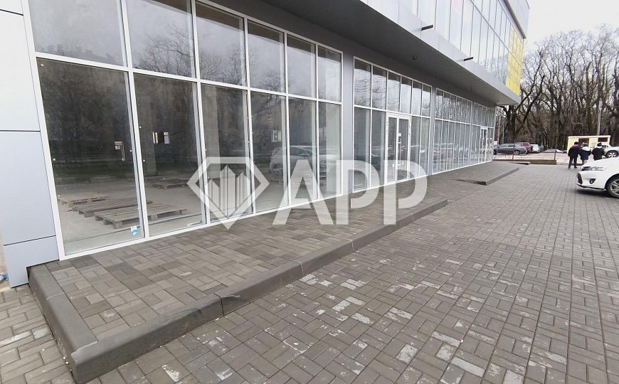 Сдаю торговое помещение, 700 м² фото