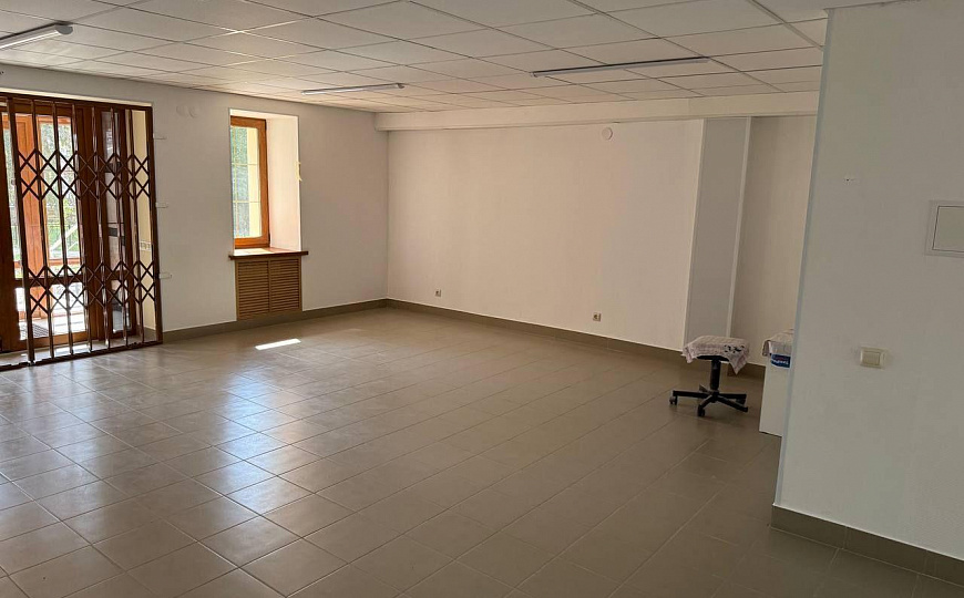 Продам помещение на красной линии фото