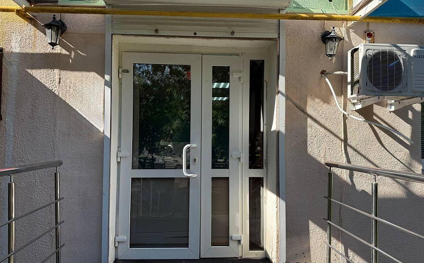 Продам помещение на красной линии фото