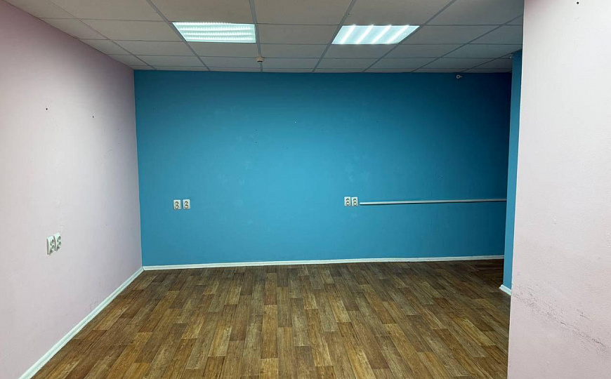 Продам помещение на красной линии фото