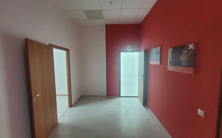 Площади от 100 до  377,6 м², ТЦ" Квадро" фото