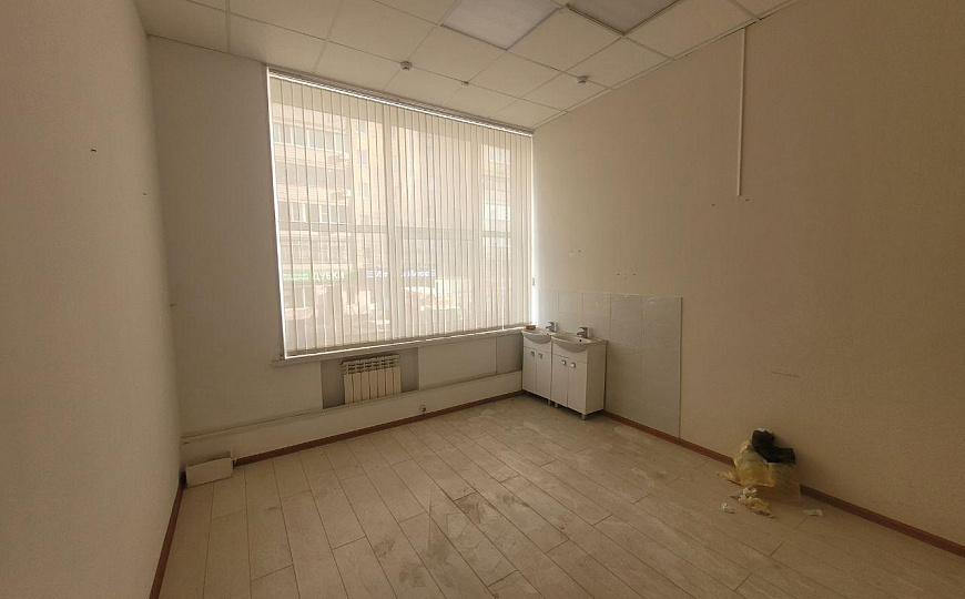 Площади от 100 до  377,6 м², ТЦ" Квадро" фото