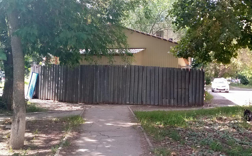 Отдельно стоящее здание. фото