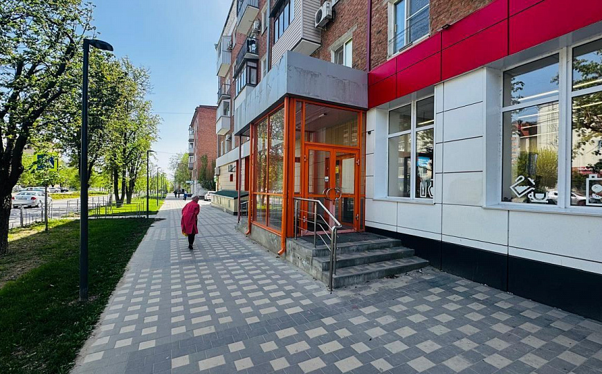 Помещение с витринными окнами на Титова 180 м² фото