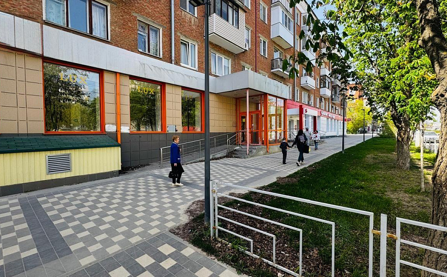 Помещение с витринными окнами на Титова 180 м² фото