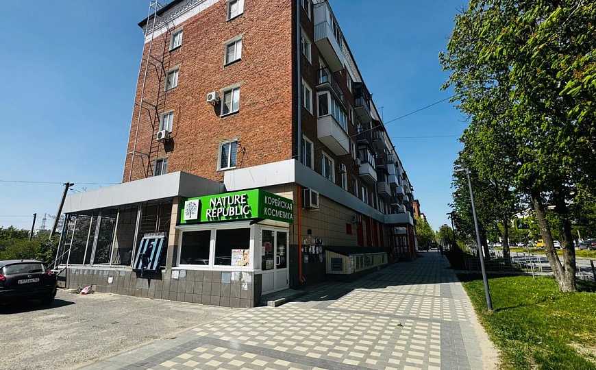 Помещение с витринными окнами на Титова 180 м² фото