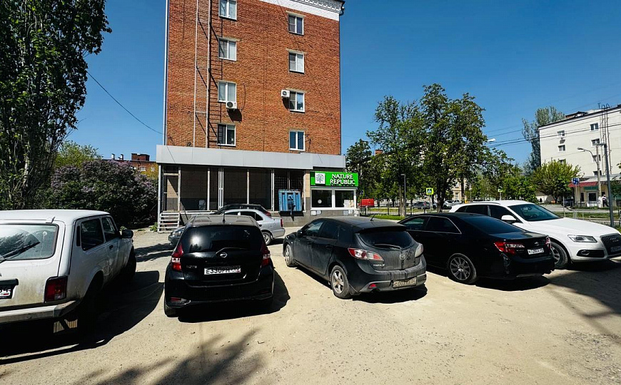Помещение с витринными окнами на Титова 180 м² фото