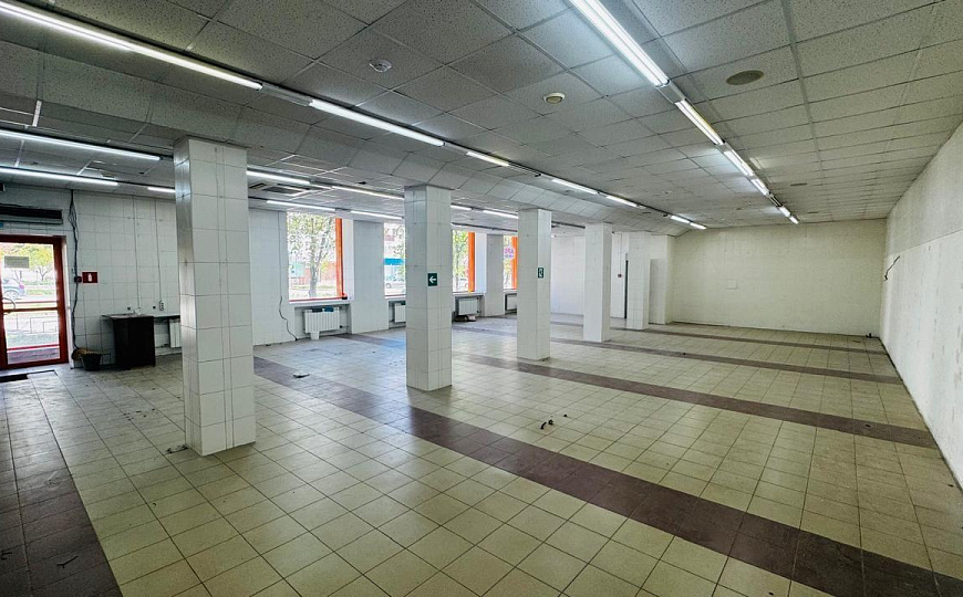 Помещение с витринными окнами на Титова 180 м² фото