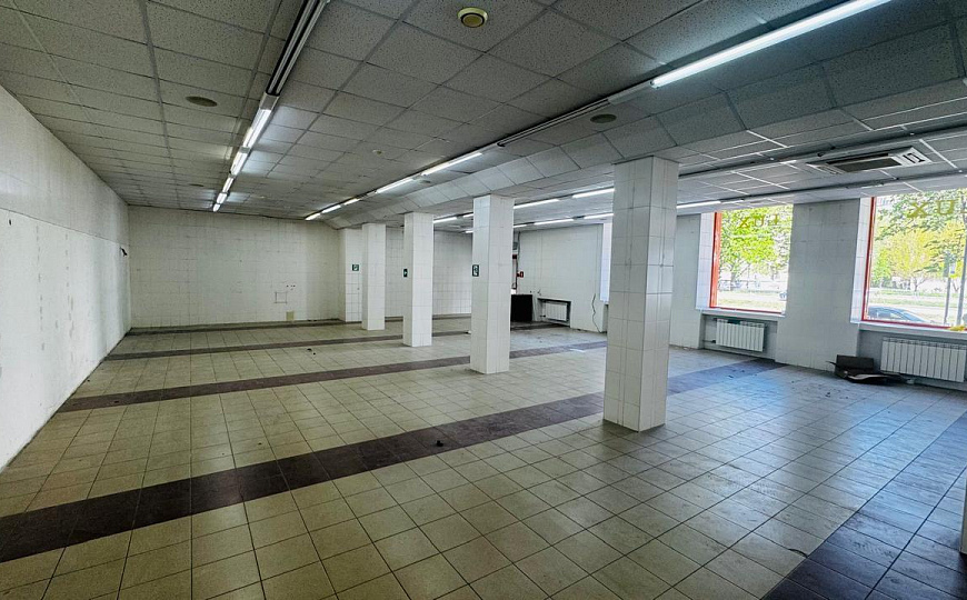 Помещение с витринными окнами на Титова 180 м² фото