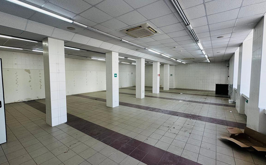 Помещение с витринными окнами на Титова 180 м² фото