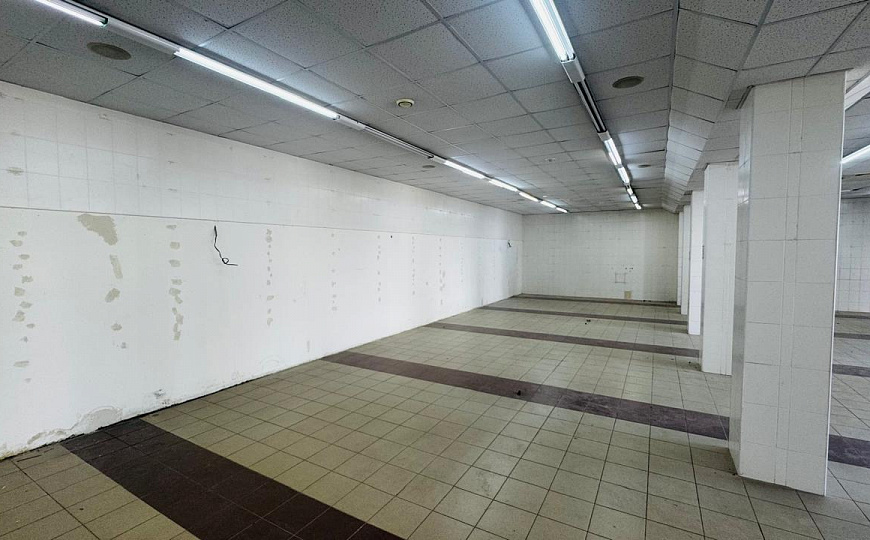 Помещение с витринными окнами на Титова 180 м² фото