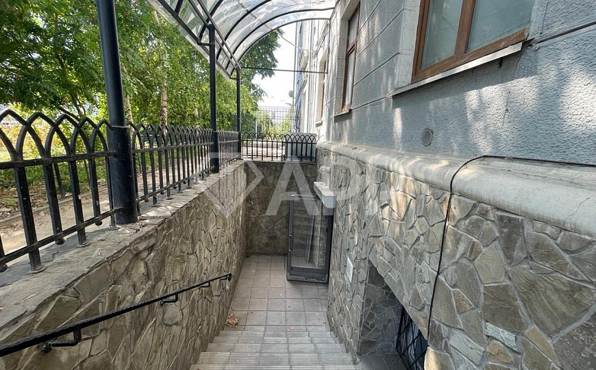 Цоколь в центре. фото