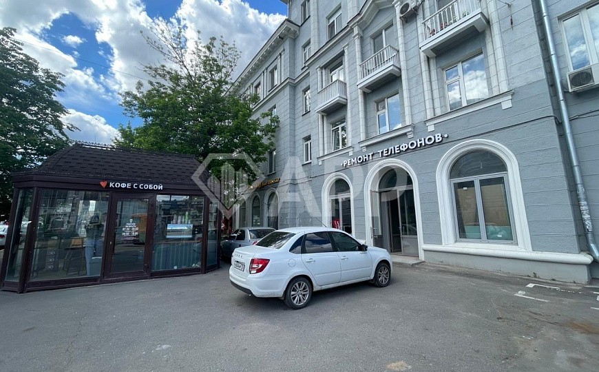 Цоколь в центре. фото
