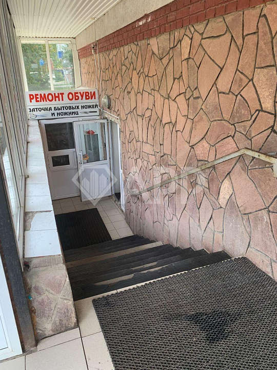 Продается помещение с действующим продуктовым маркетом на полуцокольном этаже фото