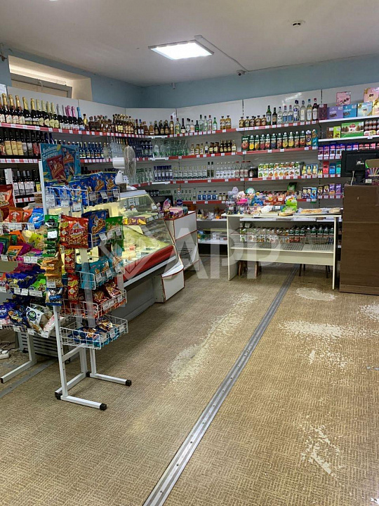Продается помещение с действующим продуктовым маркетом на полуцокольном этаже фото