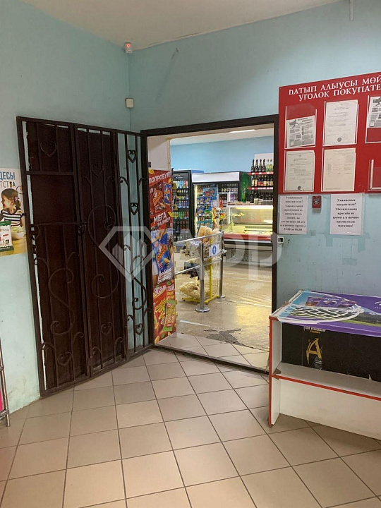 Продается помещение с действующим продуктовым маркетом на полуцокольном этаже фото