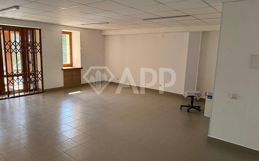 Продам помещение на красной линии фото