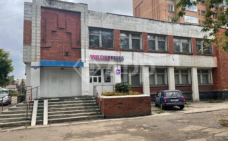 Отдельно стоящее 3-х этажное здание фото