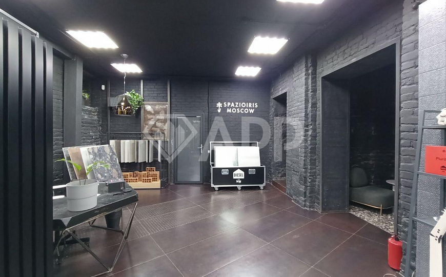 Продажа помещения свободного назначения с парковкой фото