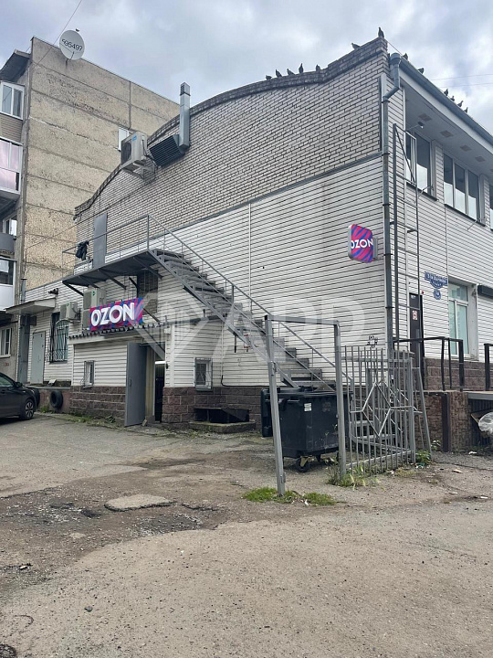 Отдельно стоящее здание в жилом массиве фото