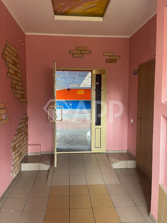 Отдельно стоящее здание в жилом массиве фото