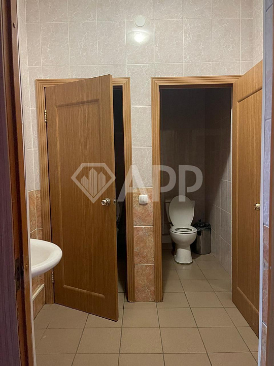 Отдельно стоящее здание в жилом массиве фото